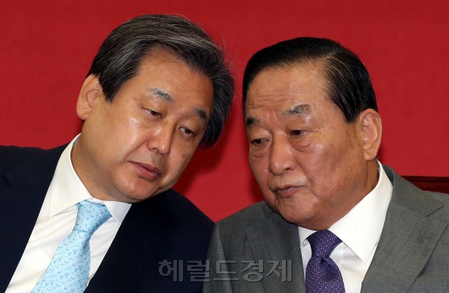 21일 국회에서 열린 최고위원회의에서 김무성 당대표와 서청원최고위원이 정국현안에 귓속말을 나누고 있다. 정희조 기자/chehco@heraldcorp.com