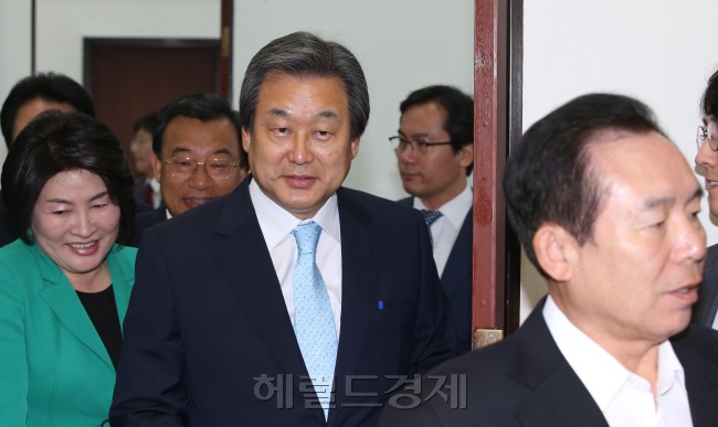 21일 국회에서 열린 최고위원회의에서 김무성 당대표가 모두발언을 하고 있다.
정희조 기자/chehco@heraldcorp.com