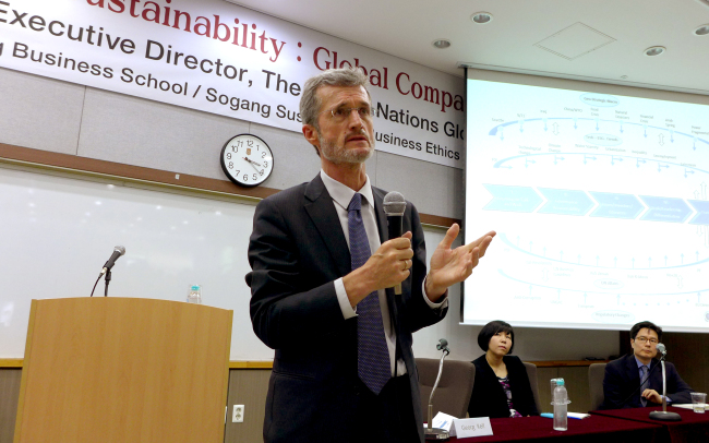Georg Kell (left), the executive director of United Nations Global Compact, speaks to graduate students of Sogang Business School on Monday. Also shown are UNGC’s head of strategic planning Donna Chung (center) and Sogang University professor Kim Yang-min.   Joel Lee/The Korea Herald