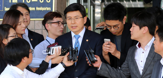 Prime Minister nominee Hwang Kyo-ahn answers reporters’ questions at the Gwacheon Government Complex in Gwacheon, South of Seoul, Thursday.    Yonhap