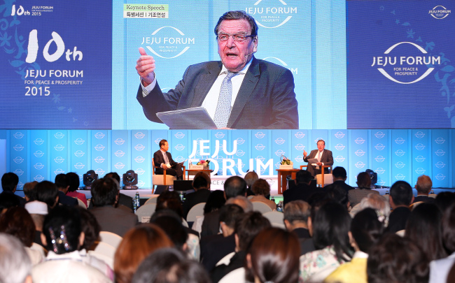 Former German Chancellor Gerhard Schroeder speaks during a session on Germany’s post-unification structural reforms at the 10th Jeju Forum for Peace and Prosperity on Jejudo Island onThursday.   Yonhap