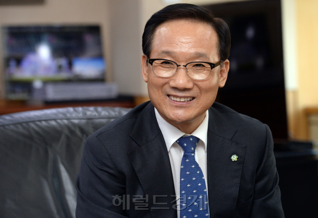 도의 주거 활성화는 물론 신도시 등 개발에 남다른 철학으로 나서고 있는 최금식 경기도시공사 사장. 그는 경기도시공사의 해외 진출도 추진하는 등 ‘업그레이드 경기도시공사’ 문화를 추구하고 있다. 사진=안훈 기자/rosedale@heraldcorp.com