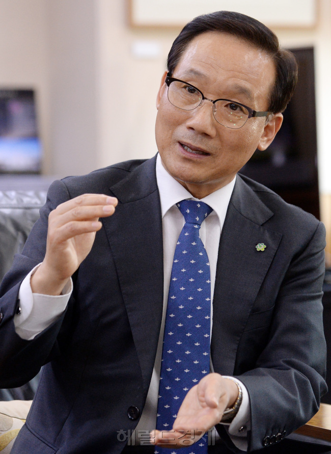 도의 주거 활성화는 물론 신도시 등 개발에 남다른 철학으로 나서고 있는 최금식 경기도시공사 사장. 그는 경기도시공사의 해외 진출도 추진하는 등 ‘업그레이드 경기도시공사’ 문화를 추구하고 있다. 사진=안훈 기자/rosedale@heraldcorp.com
도의 주거 활성화는 물론 신도시 등 개발에 남다른 철학으로 나서고 있는 최금식 경기도시공사 사장. 그는 경기도시공사의 해외 진출도 추진하는 등 ‘업그레이드 경기도시공사’ 문화를 추구하고 있다.  안훈 기자/rosedale@