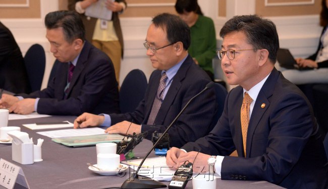 22일 국회 귀빈식당에서 열린 남북관계 관련 당정협의에서 홍용표 통일부장관이 대북 현안에 대한 상황과 대응방안을 설명하고 있다.
정희조 기자/checho@heraldcorp.com