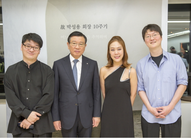 이번 음악회에는 지난 98년 7월 금호영재콘서트의 첫 연주자이자 고인이 아꼈던 연주자인 피아니스트 손열음(오른쪽 두번째), 바이올리니스트 권혁주(왼쪽) 그리고 첼리스트 고봉인(오른쪽)이 참석했다.  [사진제공=금호]
