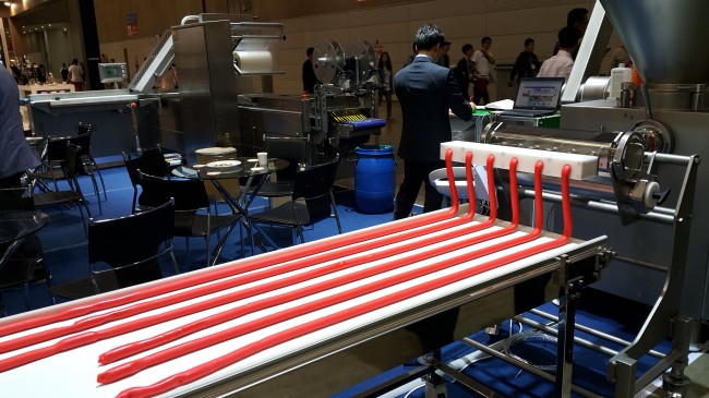 Food processing machine producers participate in Seoul Food 2015 at KINTEX in Gyeonggi Province on May 12.   Chung Joo-won/The Korea Herald