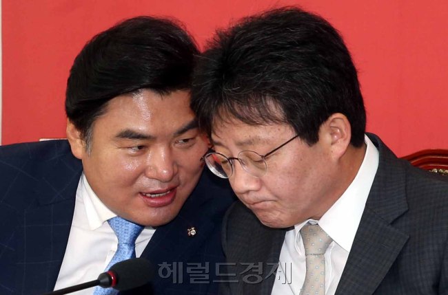 새누리당 원내대표단과 정책위원회가 22일 국회 원내대표실에서 연석회의를 갖고 있다. 회의중  유승민 원내대표와 원유철 정책위의장이 귓속대화를 갖고 있다.   정희조 기자/checho@heraldcorp.com