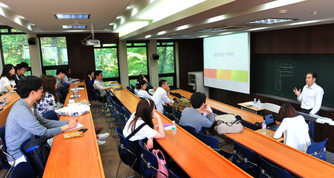 Han Sung Motor CEO Ulf Ausprung (right) delivers a lecture at Yonsei University in Seoul on Thursday.
Han Sung Motor