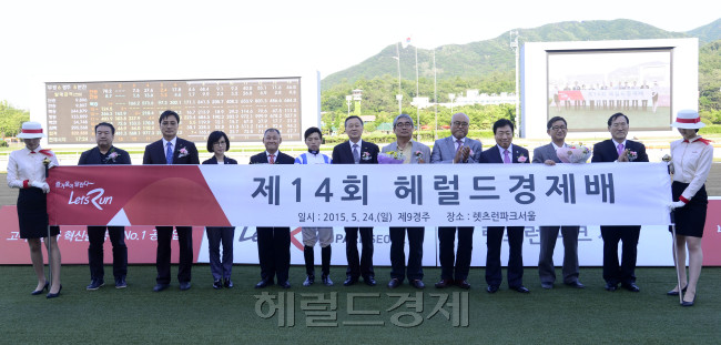 대상경주가 끝난 뒤 우승마 천망과 함께 관계자들이 포즈를 취했다. 왼쪽부터 이종대 마사회 본부장, 김관선 헤럴드경제 부사장, 마주, 지용훈 조교사, 천망과 이찬호 기수. 오른쪽에서 3번째 허태윤 본부장, 권영수 헤럴드경제 디자인포럼본부장, 김학신 마사회 본부장. 과천=박해묵 기자 mook@heraldcorp.com