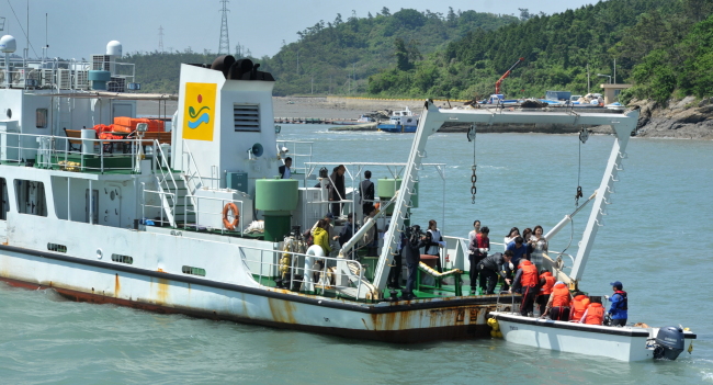 Patients from Jangbyeongdo Island, one of 138 remote Korean islands that do not have any medical facilities, arrive on a state-run hospital ship by boat on May 20.    The Ministry of Health and Welfare