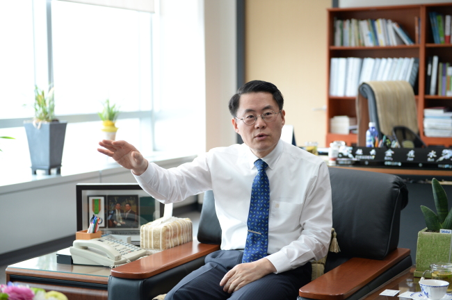 Kim Jae-soo, CEO of the aT Center, speaks to The Korea Herald at his office in Seoul.   aT Center
