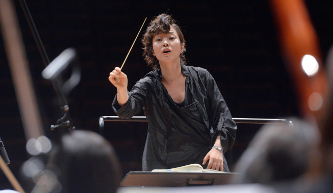 Kim Bong-mee conducts the Herald Philharmonic Orchestra during its debut concert performance at Seoul Arts Center.   Korea Herald file photo
