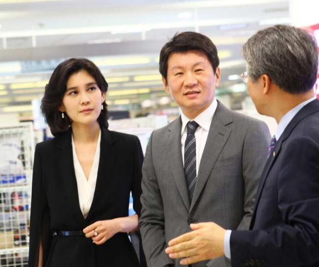 Hotel Shilla CEO Lee Boo-jin (left) and Hyundai Development Co. chairman Chung Mong-gyu (center) attend a ceremony celebrating the launch of the joint venture DHC Shilla Duty Free on Monday in Seoul.    Hotel Shilla