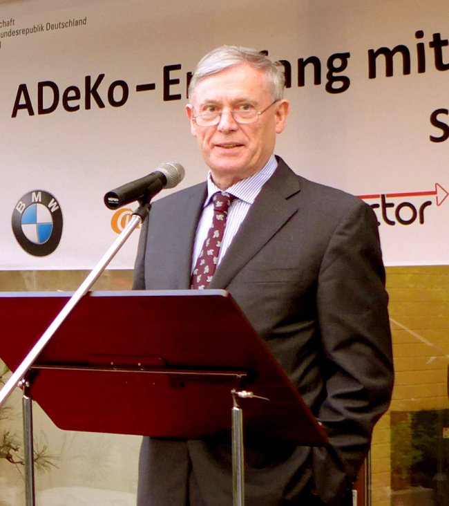 Former German President Horst Kohler speaks to members of Germany-Korea alumni organization ADEKO at the German residence in Seoul on Monday. Joel Lee/The Korea Herald
