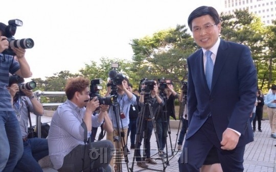 황교안 국무총리 후보자가 23일 대검찰청 강당 예그리나에서 열린 딸 성희 씨의 결혼식에 참석하기 위해 예식장으로 향하고 있다. 황 후보자는 신부 측 호주인사와 방명록을 생략하고 가족끼리 간소한 혼사를 치렀다. [사진=정희조 기자/checho@heraldcorp.com]