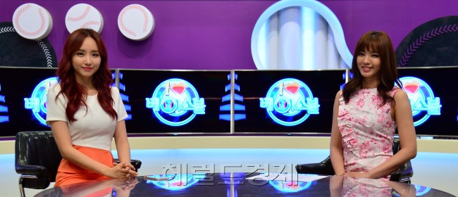 채널을 바꿔 이동하고, 프리랜서로 활동하며 여자 스포츠 아나운서들의 대이동이 새삼스럽지 않은 업계에서 윤태진 정인영 아나운서는 KBSN스포츠에서 5년을 함께 한 입사동기로, ‘아이 러브 베이스볼’의 평일과 주중 진행자로 활약하며 야구팬들과 만나고 있다.  사진=윤병찬 기자/yoon4698@heraldcorp.com