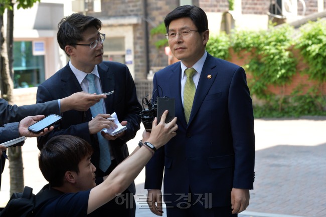 황교안 국무총리 후보자가 청문회 준비를 위해 26일 오후 서울 통의동 금융감독원 연수원의 후보자 사무실로 출근을 하던 중 기자들의 질문에 답변을 하고 있다.  이상섭 기자/babtong@heraldcorp.com