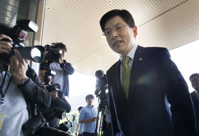 Prime Minister-designate Hwang Kyo-ahn enters the government complex building in Gwacheon, Gyeonggi Province, Tuesday.   Yonhap