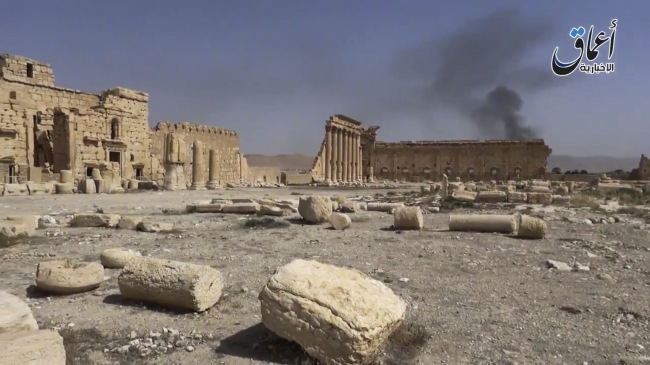<YONHAP PHOTO-0378> In this image made from a militant video posted on YouTube on Tuesday, May 26, 2015, which has been verified and is consistent with other AP reporting, smoke rises behind archaeological ruins in Palmyra, Syria. The video released by a media arm of the Islamic State group purportedly showed the archaeological ruins of Palmyra apparently undamaged. (Militant video via AP)/2015-05-27 05:45:56/ <저작권자 ⓒ 1980-2015 ㈜연합뉴스. 무단 전재 재배포 금지.>