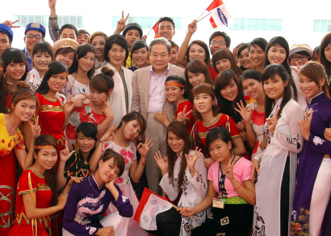 이건희 회장은 2012년 부인 홍라희 여사와 함께 베트남 하노이 옌퐁공단에 위치한 삼성전자 휴대폰 제조 사업장을 방문해 현지 임직원들을 격려했다.