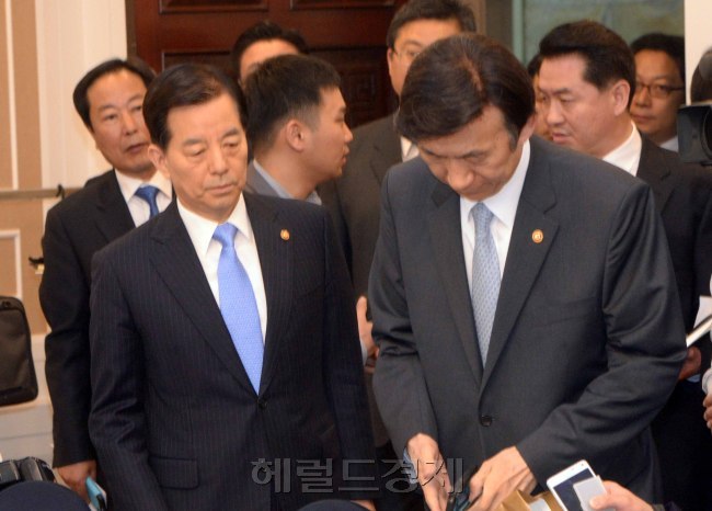 한민구 국방장관과 윤병세 외교부장관이 최근 국회에서 열린 안보외교 당정협의에 참석한 모습. [헤럴드 DB]