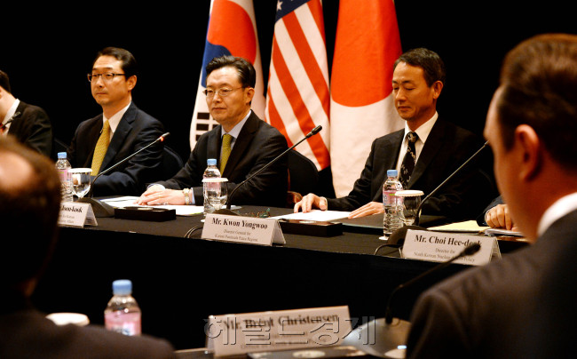 ‘북핵 해결을 위한 6자회담’ 수석대표인 황준국 외교부 한반도평화교섭본부장과 성 김 미국 국무부 이하라 준이치(伊原純一) 일본 외무성 아시아대양주국장이 넉 달 만인 27일 서울 롯데호텔에서 회동을 갖고 있다. 이번 회동에선 대북(對北) ‘탐색적 대화’ 전략의 실현 가능성 여부와 존 케리 미국 국무부 장관이 방한 중 제기한  ‘더 강한’ 대북 추가제재 방안 등을 집중 논의할 것으로 전망된다. 박현구 기자/phko@heraldcorp.com