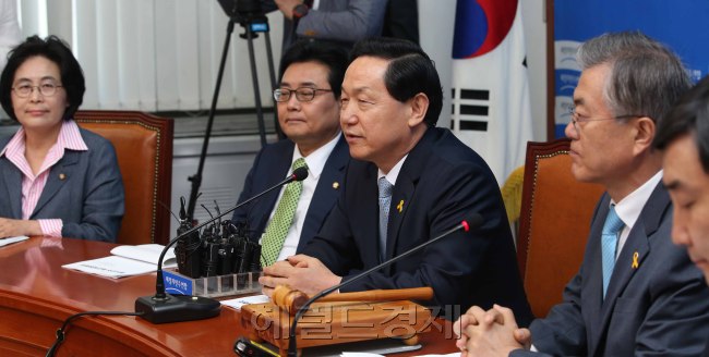 27일 국회 대표위원실에서 열린 새정치연합 최고위원회의에서 당혁신위원장을 맡게 된 김상곤 전경기도교육감이 인사말을 하고 있다.정희조 기자/checho@heraldcorp.com