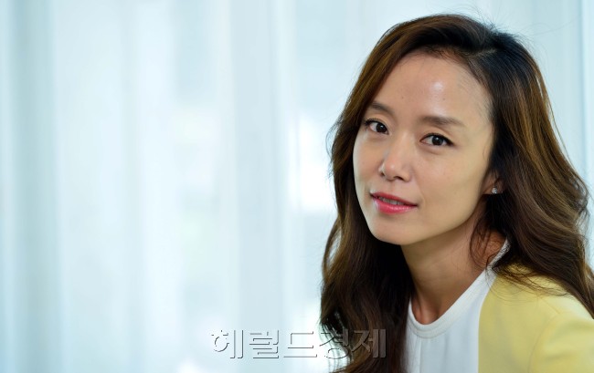 배우 전도연과 김남길이 영화 ‘무뢰한’에서 만났다. 전도연은 “김남길이 연기한 덕분에 ‘재곤’이 보다 다양한 매력을 가진 캐릭터로 거듭났다”고 말했다. 김남길은 “전도연을 당할 재간이 없었다”고 엄살을 떨면서도, “내공있는 배우와 연기하면 같이 성장하는 느낌”이라고 눈을 빛냈다. 두 배우의 연기는 ‘무뢰한’을 한층 밀도 높은 작품으로 끌어올렸다. 윤병찬 기자/yoon4698@heraldcorp.com