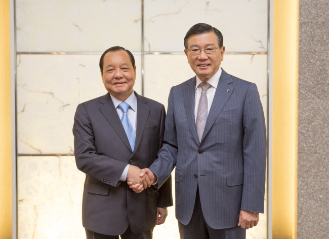 Kumho Asiana Group chairman Park Sam-koo (right) poses for a photo with Ho Chi Minh City Party Committee secretary Le Thanh Hai in Seoul on Wednesday.   Kumho Asiana