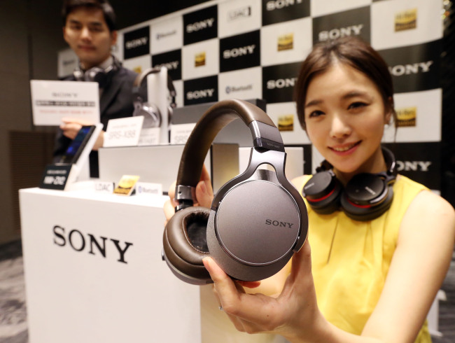 Models pose with Sony’s new Bluetooth SRS-X Series speaker and MDR-1ABT headset at a launching event at a Seoul hotel on Wednesday.   Sony Korea
Models pose with Sony’s new Bluetooth SRS-X Series speaker and MDR-1ABT headset at a launching event at a Seoul hotel on Wednesday.   Sony Korea