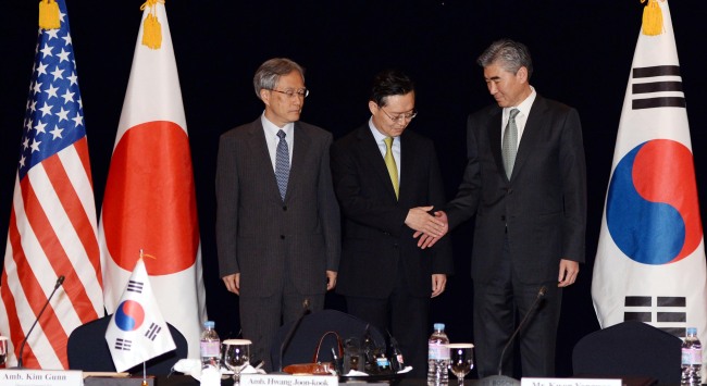 Seoul’s top nuclear envoy Hwang Joon-kook (center) and his U.S. and Japanese counterparts, Sung Kim (right) and Junichi Ihara, pose for a photo after their trilateral meeting in Seoul on Wednesday.   Park Hyun-koo/The Korea Herald