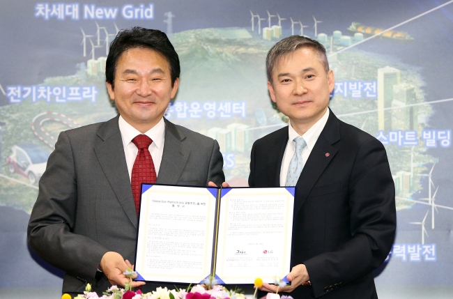 Jeju Gov. Won Hee-ryong (left) and LG president Ha Hyun-hoi pose after signing an MOU on Tuesday. Yonhap