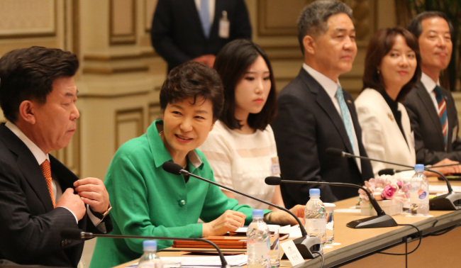 <YONHAP PHOTO-1229> 박 대통령, 중소기업인과 대화 모두발언 (서울=연합뉴스) 백승렬 기자 = 박근혜 대통령이 27일 청와대에서 열린 일자리 창출을 위한 중소기업인과의 대화에서 모두발언하고 있다. 2015.5.27 srbaek@yna.co.kr/2015-05-27 11:50:47/ <저작권자 ⓒ 1980-2015 ㈜연합뉴스. 무단 전재 재배포 금지.>
President Park Geun-hye
President Park Geun-hye