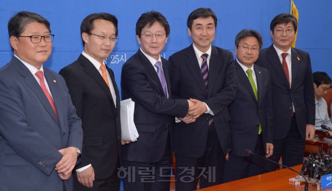 27일 국회 새정치연합 원내대표실에서 열린 여야 원내대표단회담. 28일 본회의를 앞두고 잠정타결된 공무원연금개혁법안과 야댱의 문형표 보건복지부장관 해임건의안 상정과 세월호 특별법 시행령 개정에 대한 요구로 일단 답보상태를 겪고 있어 양 당의 합의여부가 주목되고 있다.  정희조 기자/checho@heraldcorp.com