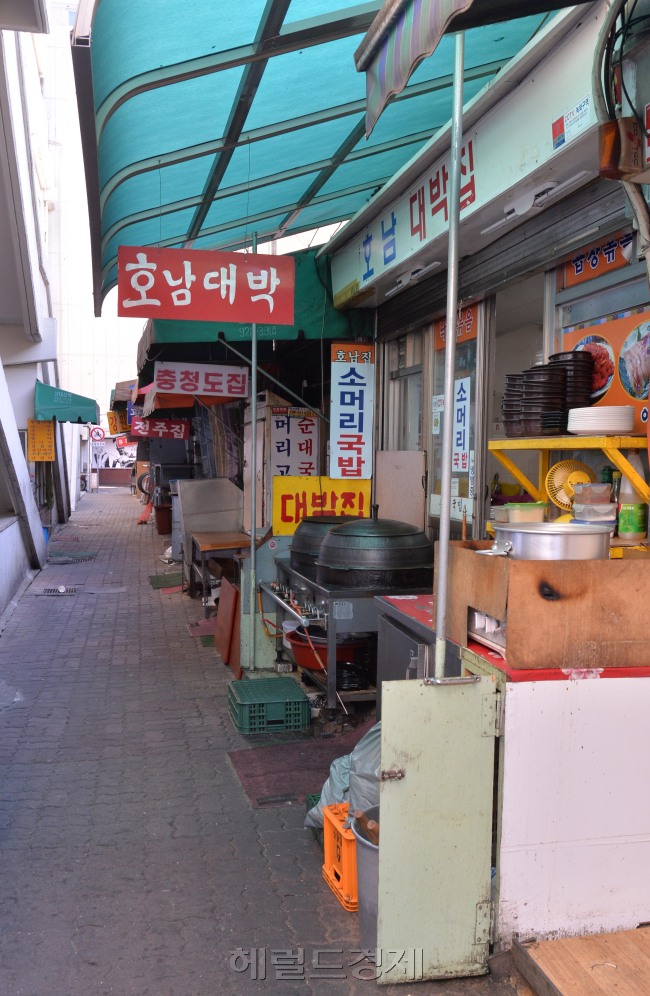 수십년간 서민과 함께 한 낙원동 일대의 식당가. 박리다매를 추구하지만, 언제나 얇은 서민들의 지갑을 의식하는 정다운 곳이다. 그래서 2000원 짜리 국밥이 존재할 수 있는 곳이다. 일부 고객들은 싼값도 싼값이지만, 추억을 찾아 낙원동 일대 골목을 누비곤 한다. 이상섭 기자/babtong@heraldcorp.com