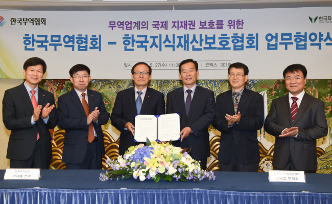 무협, 지식재산보호협회와 지재권 보호 공동지원 MOU (서울=연합뉴스) 이재출 한국무역협회 전무이사(가운데 왼쪽)와 진명섭 지식재산보호협회 부회장(가운데 오른쪽)이 27일 서울 삼성동 코엑스에서 '우리 기업의 국제 지식재산권 보호 역량 및 수출 경쟁력 강화를 위한 업무협약(MOU)'을 체결한 후 참석자들과 기념 촬영을 하고 있다. 2015.5.27 << 무협 제공 >> photo@yna.co.kr (끝)
무협, 지식재산보호협회와 지재권 보호 공동지원 MOU (서울=연합뉴스) 이재출 한국무역협회 전무이사(가운데 왼쪽)와 진명섭 지식재산보호협회 부회장(가운데 오른쪽)이 27일 서울 삼성동 코엑스에서 '우리 기업의 국제 지식재산권 보호 역량 및 수출 경쟁력 강화를 위한 업무협약(MOU)'을 체결한 후 참석자들과 기념 촬영을 하고 있다. 2015.5.27 << 무협 제공 >> photo@yna.co.kr (끝)