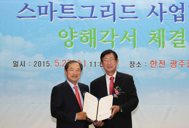 <YONHAP PHOTO-1537> LG유플러스-한전, '전력-IoT 융합 스마트그리드' 협력 MOU (서울=연합뉴스) 이상철 LG유플러스 부회장(왼쪽)과 조환익 한국전력 사장이 27일 광주광역시 한전 광주전남본부에서 전력과 사물인터넷(IoT) 융합, 빅데이터 활용을 기반으로 하는 '스마트그리드 사업 협력 양해각서(MOU)'를 체결하고 있다. 2015.5.27 << LG유플러스 제공 >> photo@yna.co.kr/2015-05-27 13:58:46/ <저작권자 ⓒ 1980-2015 ㈜연합뉴스. 무단 전재 재배포 금지.>
<YONHAP PHOTO-1537> LG유플러스-한전, '전력-IoT 융합 스마트그리드' 협력 MOU (서울=연합뉴스) 이상철 LG유플러스 부회장(왼쪽)과 조환익 한국전력 사장이 27일 광주광역시 한전 광주전남본부에서 전력과 사물인터넷(IoT) 융합, 빅데이터 활용을 기반으로 하는 '스마트그리드 사업 협력 양해각서(MOU)'를 체결하고 있다. 2015.5.27 << LG유플러스 제공 >> photo@yna.co.kr/2015-05-27 13:58:46/ <저작권자 ⓒ 1980-2015 ㈜연합뉴스. 무단 전재 재배포 금지.>