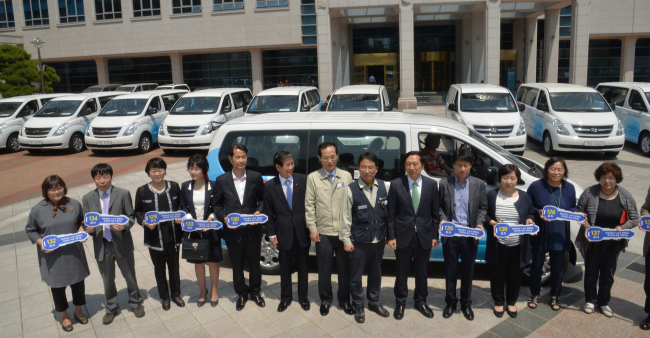 <YONHAP PHOTO-1475> 현대차노사 11년째 복지시설 차량 기증 (울산=연합뉴스) 장영은 기자 = 현대자동차 노사는 27일 울산시청 광장에서 12인승 그랜드 스타렉스 11대를 울산지역 아동청소년, 노인, 장애인시설 등 11개 사회복지시설에 전달하는 행사를 열었다. 현대차의 이번 차량 기증은 올해로 11년째이다.2015.5.27 << 현대자동차 >> young@yna.co.kr/2015-05-27 13:42:02/ <저작권자 ⓒ 1980-2015 ㈜연합뉴스. 무단 전재 재배포 금지.>
<YONHAP PHOTO-1475> 현대차노사 11년째 복지시설 차량 기증 (울산=연합뉴스) 장영은 기자 = 현대자동차 노사는 27일 울산시청 광장에서 12인승 그랜드 스타렉스 11대를 울산지역 아동청소년, 노인, 장애인시설 등 11개 사회복지시설에 전달하는 행사를 열었다. 현대차의 이번 차량 기증은 올해로 11년째이다.2015.5.27 << 현대자동차 >> young@yna.co.kr/2015-05-27 13:42:02/ <저작권자 ⓒ 1980-2015 ㈜연합뉴스. 무단 전재 재배포 금지.>