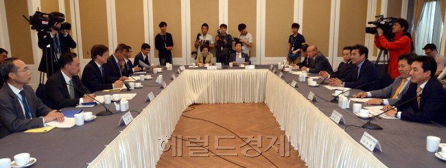 28일 국회 귀빈식당에서 열린 '통신시장 경쟁촉진 관련 당정협의'. 정부측에서는 최양희 미래창조과학부장관및 관련 실국장,새누리당에서는 원유철 정책위의장,홍문종 미래창조과학방송통신위원장,박민식간사등 관련위원들이 참석하였다.<br />정희조 기자/checho@heraldcorp.com  150528
28일 국회 귀빈식당에서 열린 '통신시장 경쟁촉진 관련 당정협의'. 정부측에서는 최양희 미래창조과학부장관및 관련 실국장,새누리당에서는 원유철 정책위의장,홍문종 미래창조과학방송통신위원장,박민식간사등 관련위원들이 참석하였다.
정희조 기자/checho@heraldcorp.com  150528