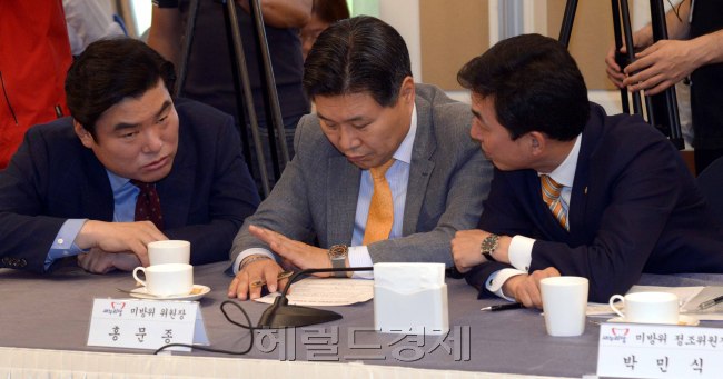 28일 국회 귀빈식당에서 열린 '통신시장 경쟁촉진 관련 당정협의'. 정부측에서는 최양희 미래창조과학부장관및 관련 실국장,새누리당에서는 원유철 정책위의장,홍문종 미래창조과학방송통신위원장,박민식간사등 관련위원들이 참석하였다. 사진은 회의중 원유헌,홍문종,박민식 의원이 머리를 맞대고 대화를 하고 있다.<br />정희조 기자/checho@heraldcorp.com  150528
28일 국회 귀빈식당에서 열린 ‘통신시장 경쟁촉진 관련 당정협의’. 정부측에서는 최양희 미래창조과학부장관 및 관련 실ㆍ국장, 새누리당에서는 원유철 정책위 의장, 홍문종 미래창조과학방송통신위원장, 박민식 간사 등이 참석했다. 사진은 회의중 원유철, 홍문종, 박민식 의원이 머리를 맞대고 대화하고 있는 모습.		 정희조 기자/checho@heraldcorp.com
28일 국회 귀빈식당에서 열린 ‘통신시장 경쟁촉진 관련 당정협의’. 정부측에서는 최양희 미래창조과학부장관 및 관련 실ㆍ국장, 새누리당에서는 원유철 정책위 의장, 홍문종 미래창조과학방송통신위원장, 박민식 간사 등이 참석했다. 사진은 회의중 원유철, 홍문종, 박민식 의원이 머리를 맞대고 대화하고 있는 모습.		 정희조 기자/checho@heraldcorp.com