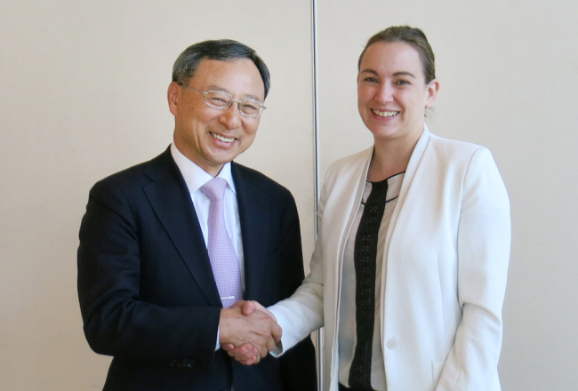 KT CEO Hwang Chang-gyu and French Minister of State for Digital Affairs Axelle Lemaire pose after a meeting in Paris on Wednesday.   KT
KT CEO Hwang Chang-gyu and French Minister of State for Digital Affairs Axelle Lemaire pose after a meeting in Paris on Wednesday.   KT