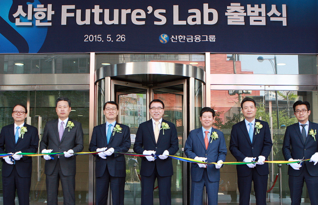 Shinhan Financial Group holds the opening ceremony for Shinhan Future’s Lab working space in Chungmuro, Seoul, Tuesday. From left: Shinhan Financial Group vice president Soh Jae-gwang, Shinhan Life Insurance CEO Lee Sung-rak, Shinhan Card CEO Wi Sung-ho, Shinhan Bank CEO Cho Yong-byeong, Shinhan Investment CEO Kang Dae-seok, Shinhan Data System CEO Oh Se-il, and Accenture Korea CEO Kim Sung-eun.     Shinhan Financial