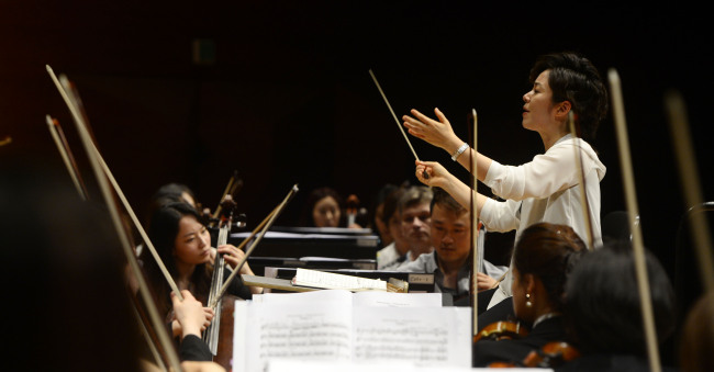 Conductor Kim Bong-mee and the Herald Philharmonic Orchestra perform at the Seoul Arts Center on Wednesday.    Park Hae-mook/The Korea Herald