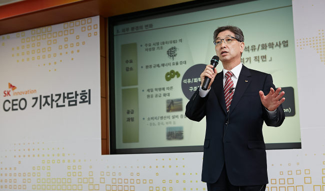 SK Innovation CEO Chung Chul-khil speaks during a press conference in Seoul on Thursday.   Yonhap
SK Innovation CEO Chung Chul-khil speaks during a press conference in Seoul on Thursday.   Yonhap