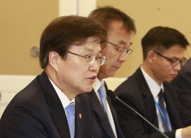 Minister of Science, ICT and Future Planning Choi Yang-hee speaks at the government-ruling party meeting on the telecom industry at the National Assembly in Seoul on Thursday. (Yonhap)