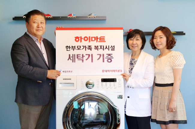 <YONHAP PHOTO-2711> 롯데하이마트, 미혼모 시설에 세탁기 기증 (서울=연합뉴스) 롯데하이마트는 28일 오전 서울 마포구에 위치한 미혼모 시설인 마포클로버에서 4천만 원 상당의 세탁기 43대 전달식을 가졌다. 이날 행사에 참석한 롯데하이마트 김세완 영업본부장(왼쪽부터), 여성가족부 손애리 청소년가족정책실장, 마포클로버 임미라 원장이 기념촬영을 하고 있다. 2015.5.28 << 롯데하이마트 제공 >> photo@yna.co.kr/2015-05-28 13:55:38/ <저작권자 ⓒ 1980-2015 ㈜연합뉴스. 무단 전재 재배포 금지.>
<YONHAP PHOTO-2711> 롯데하이마트, 미혼모 시설에 세탁기 기증 (서울=연합뉴스) 롯데하이마트는 28일 오전 서울 마포구에 위치한 미혼모 시설인 마포클로버에서 4천만 원 상당의 세탁기 43대 전달식을 가졌다. 이날 행사에 참석한 롯데하이마트 김세완 영업본부장(왼쪽부터), 여성가족부 손애리 청소년가족정책실장, 마포클로버 임미라 원장이 기념촬영을 하고 있다. 2015.5.28 << 롯데하이마트 제공 >> photo@yna.co.kr/2015-05-28 13:55:38/ <저작권자 ⓒ 1980-2015 ㈜연합뉴스. 무단 전재 재배포 금지.>