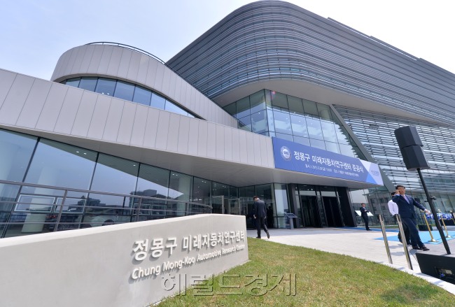 정몽구 현대자동차그룹 회장은 29일(금) 서울 성동구 한양대학교 서울 캠퍼스에서 한양대가 수여하는 명예공학박사 학위를 받았다(사진 왼쪽). 한양대 '정몽구 미래자동차연구센터' 전경 이상섭 기자/babtong@heraldcorp.com