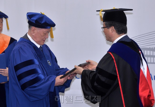 정몽구 현대차그룹 회장의 이름이 들어간 최초의 건물 ‘정몽구 미래자동차연구센터(정몽구 센터)’. 이 건물은 정 회장의 모교인 한양대 내 지하 1층, 지상 5층 규모로 건립됐다. 사진=이상섭기자/babtong@heraldcorp.com
정몽구 현대차그룹 회장이 모교인 한양대로부터 명예 박사학위를 받았다.  사진=이상섭기자/babtong@heraldcorp.com