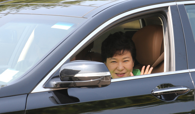President Park Geun-hye waves as she drives a partially self-driving car developed by Hyundai Motor Co. in Daejeon on Friday.   Yonhap