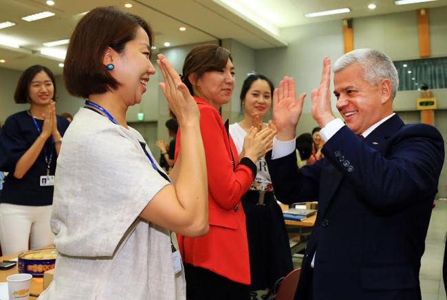 GM Korea president and CEO Sergio Rocha (right) on Friday greets staff during his annual meeting with female workers at the company’s headquarters in Bupyeong district, Incheon.   GM Korea